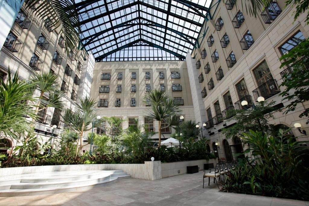水户水户广场酒店(Mito Plaza Hotel)的建筑的大堂,设有玻璃天花板