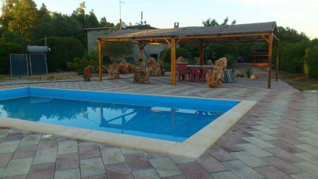 托图贝拉Villa Angioj的一个带凉亭的庭院内的游泳池