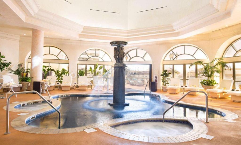 Peppermill Resort Spa Casino内部或周边的泳池