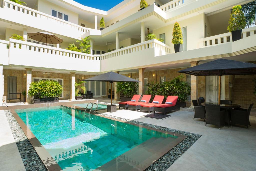 勒吉安茉莉花海滩公寓式酒店的享有带游泳池的外部景致