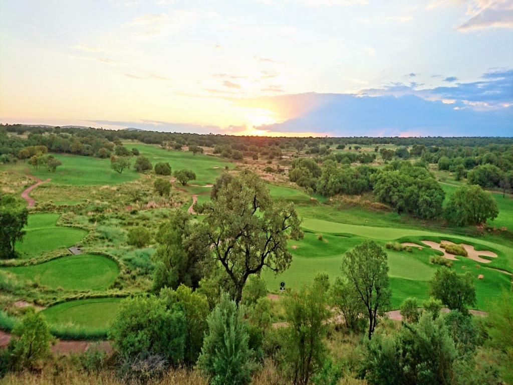 贝拉贝拉Elements Private Golf Reserve的高尔夫球场空中美景和日落美景