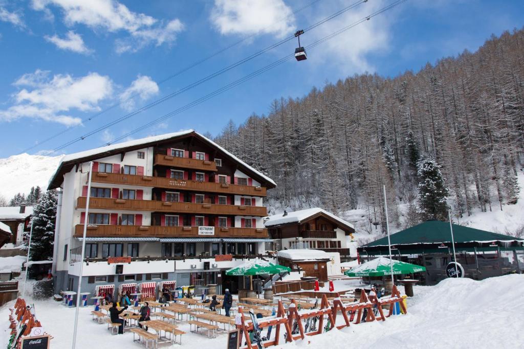 萨斯费Hotel THE LARIX ski-in ski-out的雪地滑雪小屋 - 带滑雪缆车