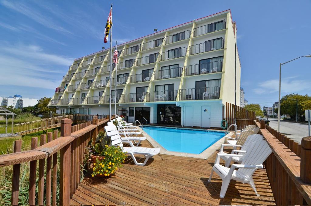 大洋城海湾大酒店的大楼前设有游泳池的酒店