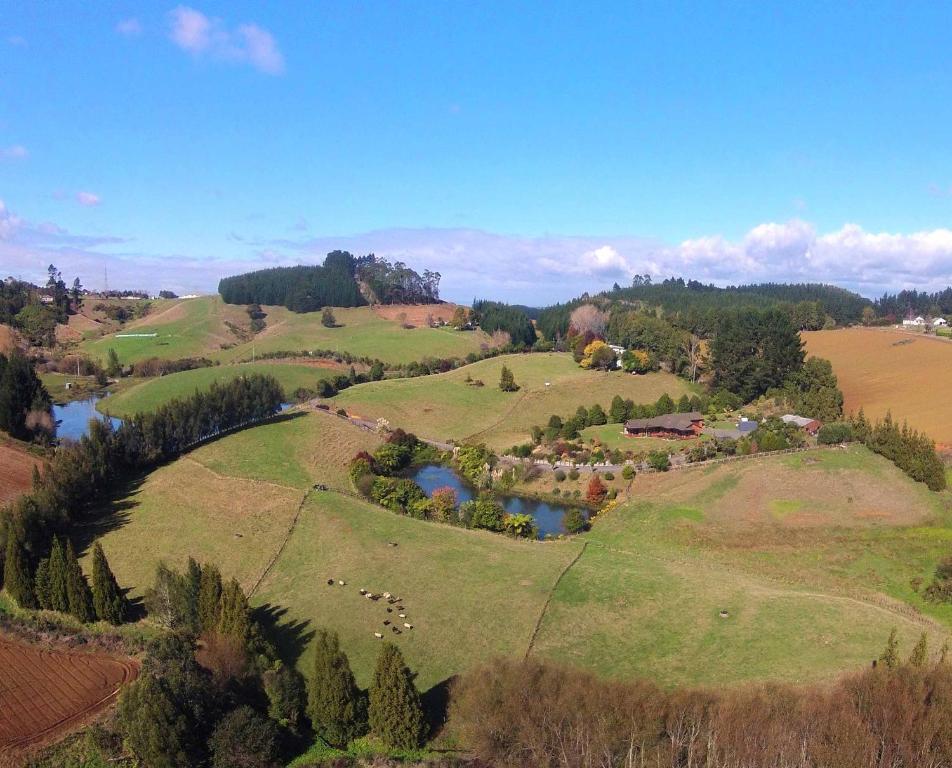 蚌贝Beaver Farm House的享有河流农场的空中景色