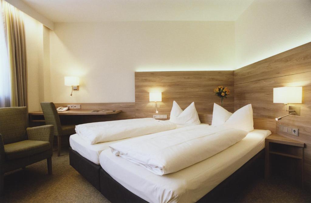 慕尼黑杰德曼旅店的酒店客房设有一张大床和一张书桌。