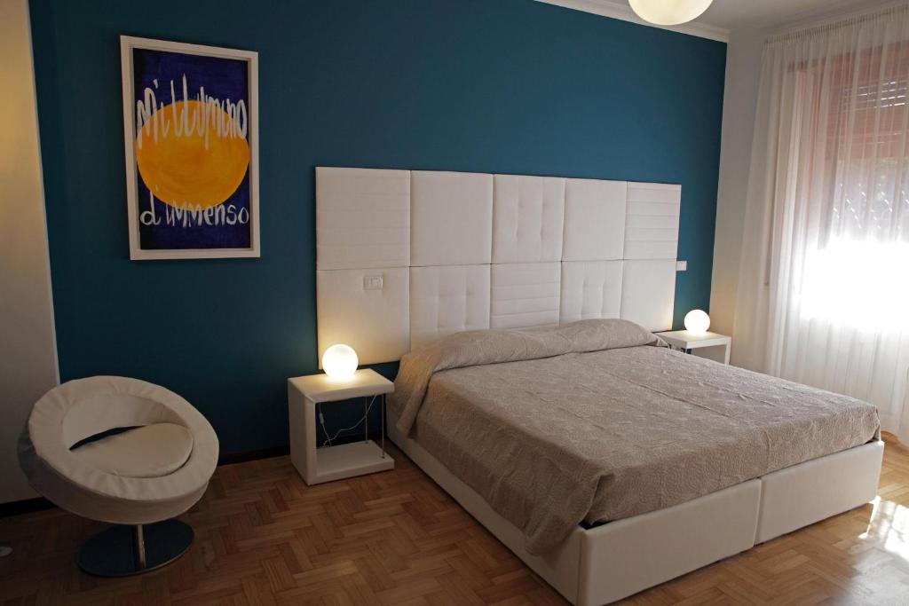 罗马马玛丽森加缇住宿加早餐旅馆的一间卧室设有一张大床和蓝色的墙壁
