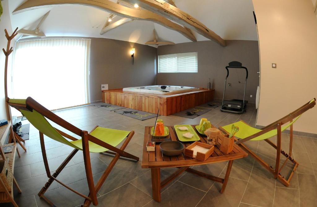 Créney-près-Troyes梅内格度假屋的客厅配有床和桌椅