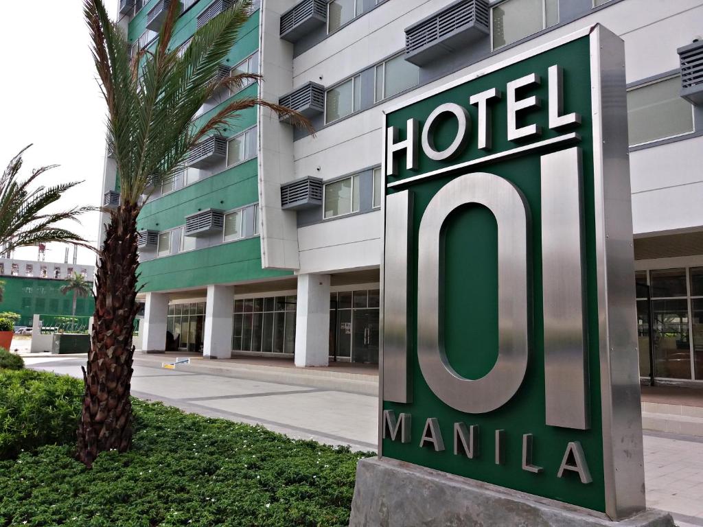 马尼拉Hotel101 - Manila的大楼前的酒店标志