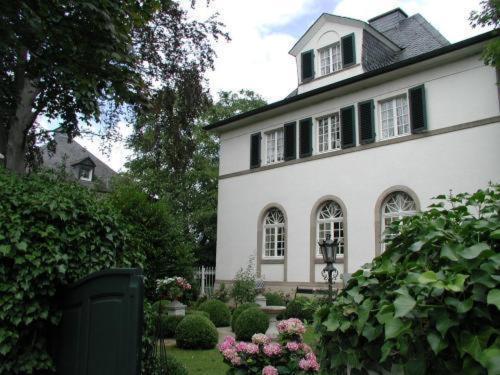 维特利希巴斯艮住宿加早餐旅馆的前面有花园的白色房子
