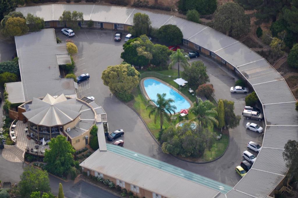 林道林德山酒店的享有停车场和游泳池的顶部景色