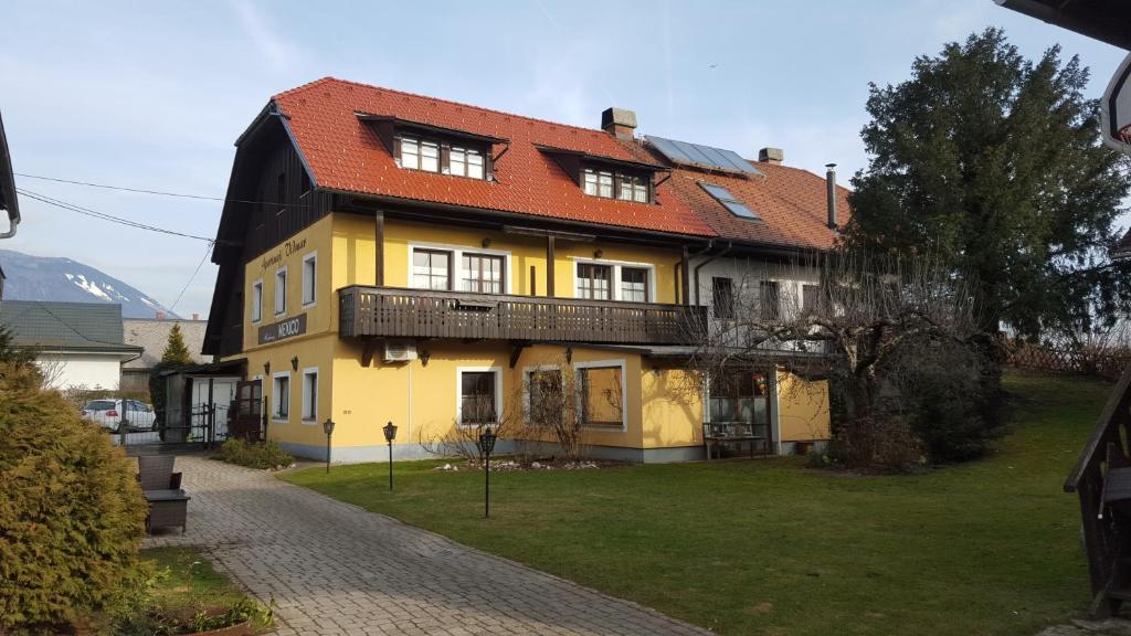 勒什Apartments Vidmar near Bled - Adults only的黄色的房屋,有红色的屋顶