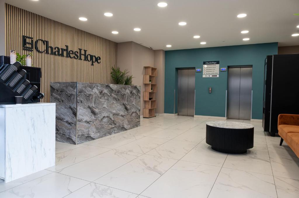布伦特福德Charles Hope London Brentford的皮肤科医生办公室的大厅,带柜台