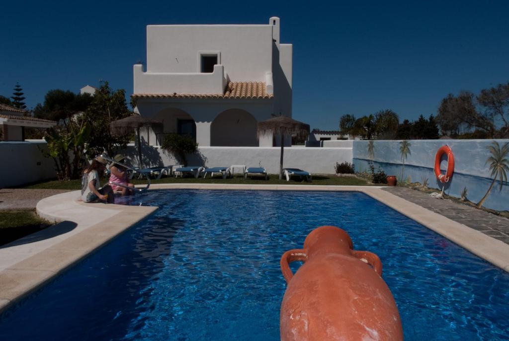 扎霍拉Viviendas Turísticas El Mero的水中一个有大型充气物体的游泳池