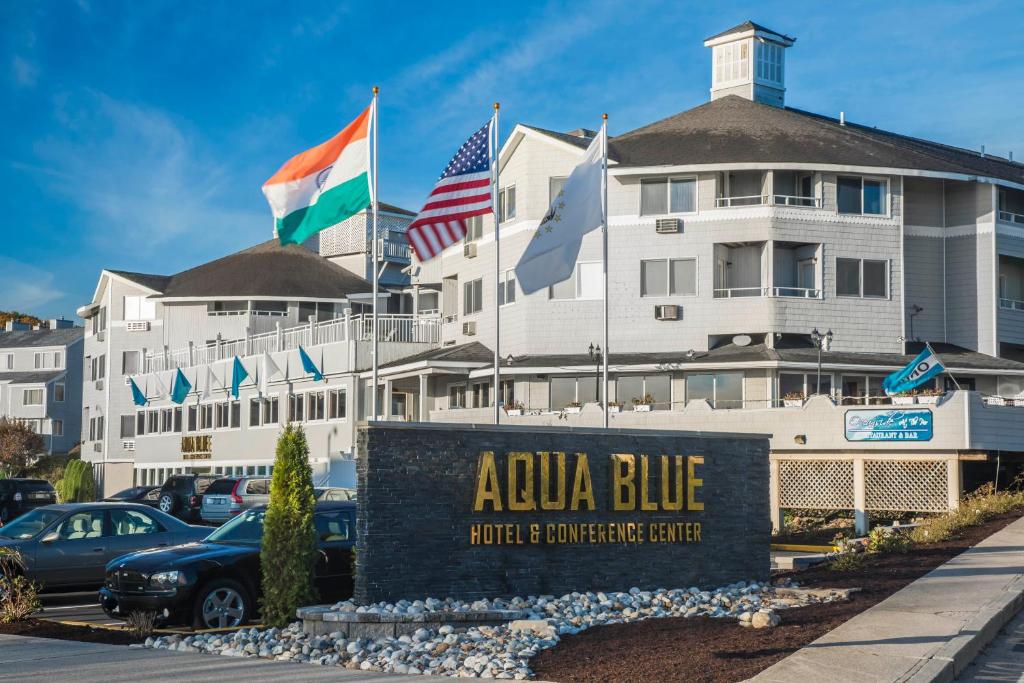 纳拉甘西特水蓝酒店的一座有旗帜和标志的建筑