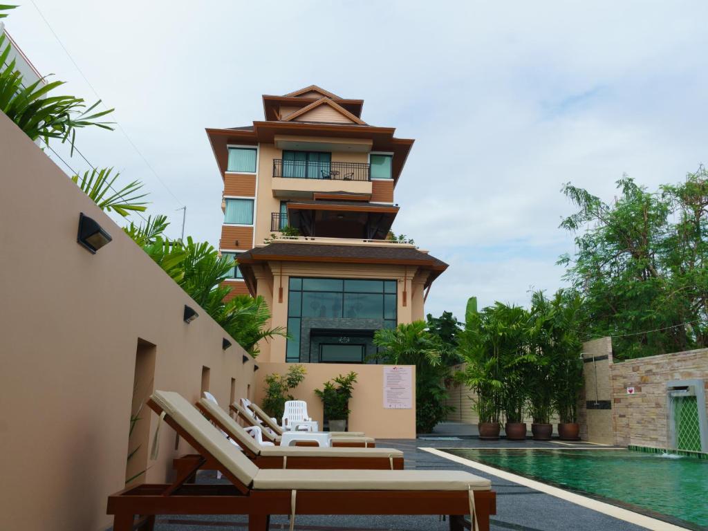 华欣VISA Hotel Hua Hin - SHA Plus的一座带游泳池和大楼的度假村
