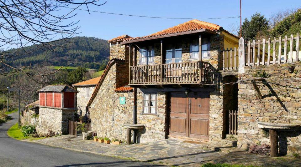 塞代拉Casa Rural O Carreiro的街边带阳台的石头房子