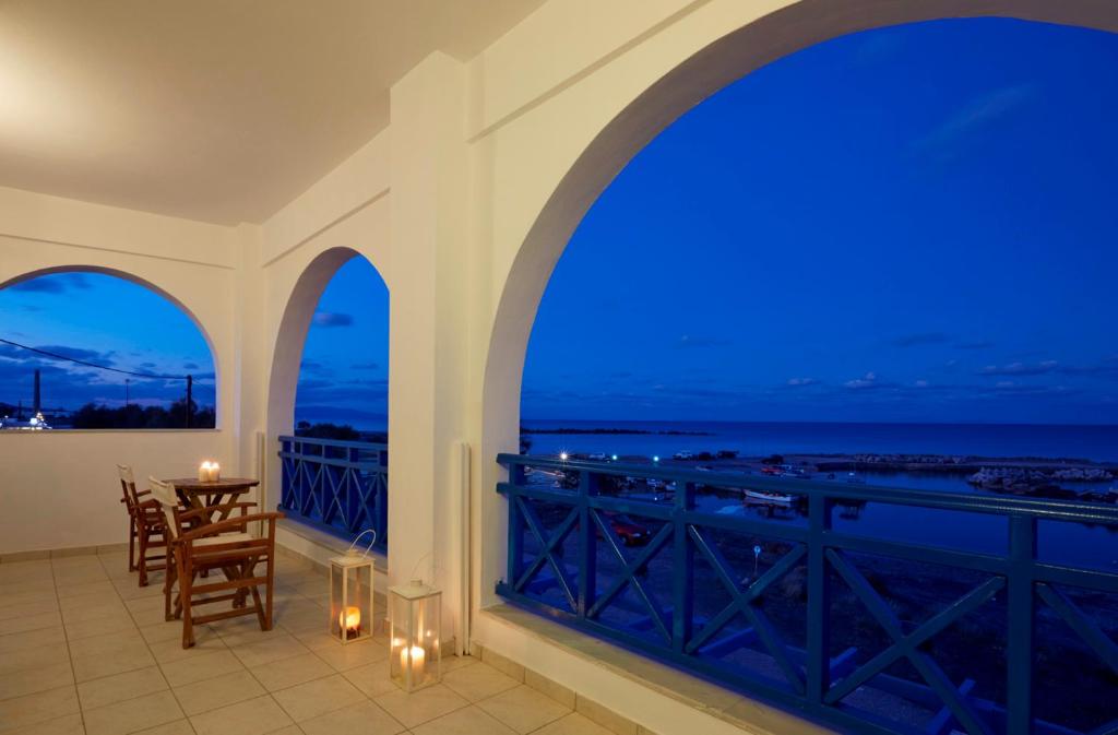 莫诺利索斯Rodothea and Adams on the Beach, Santorini的阳台享有大海的美景,晚上
