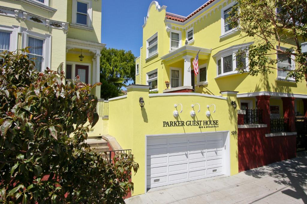 旧金山帕克酒店的黄色房子前面有一个车库门