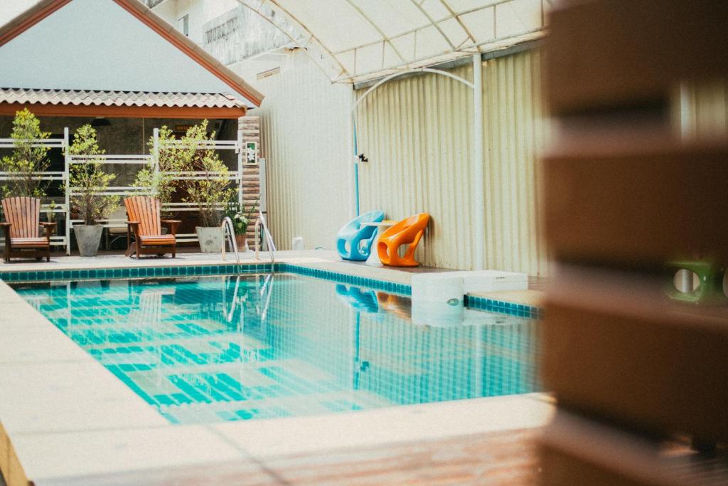 素可泰Pai Sukhothai Resort SHA Extra Plus的大楼内的一个蓝色海水游泳池