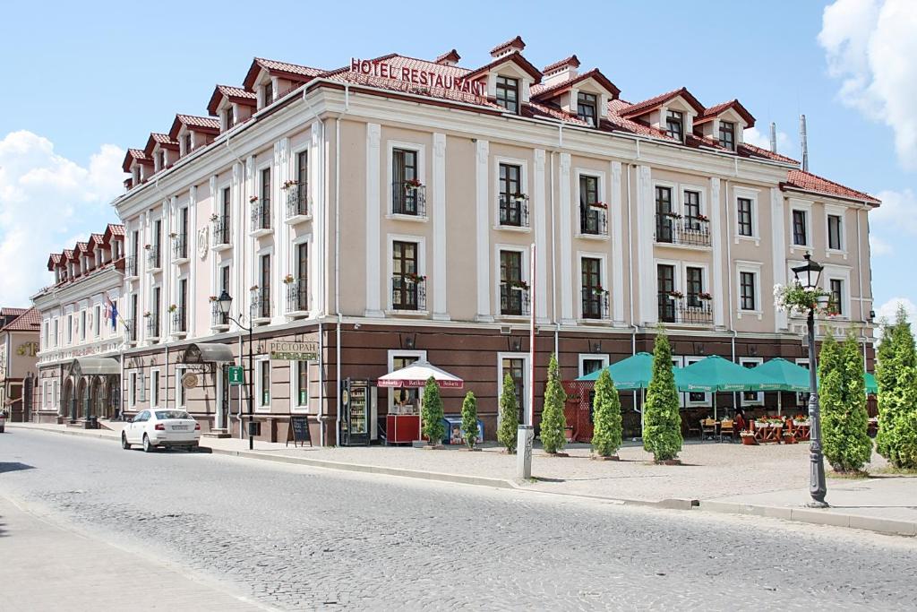 卡缅涅茨-波多利斯基Optima Collection Kamianets-Podilskyi的街道边的白色大建筑