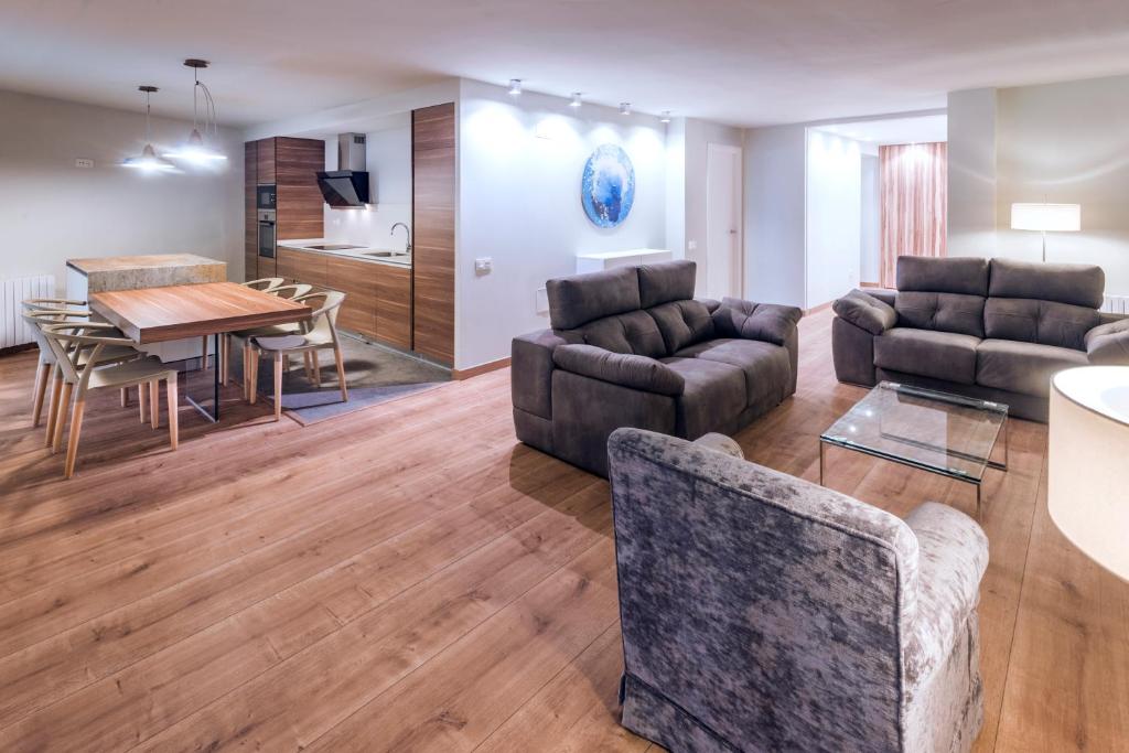 坎布里尔斯Mònica Mar Apartments的客厅配有沙发和桌子