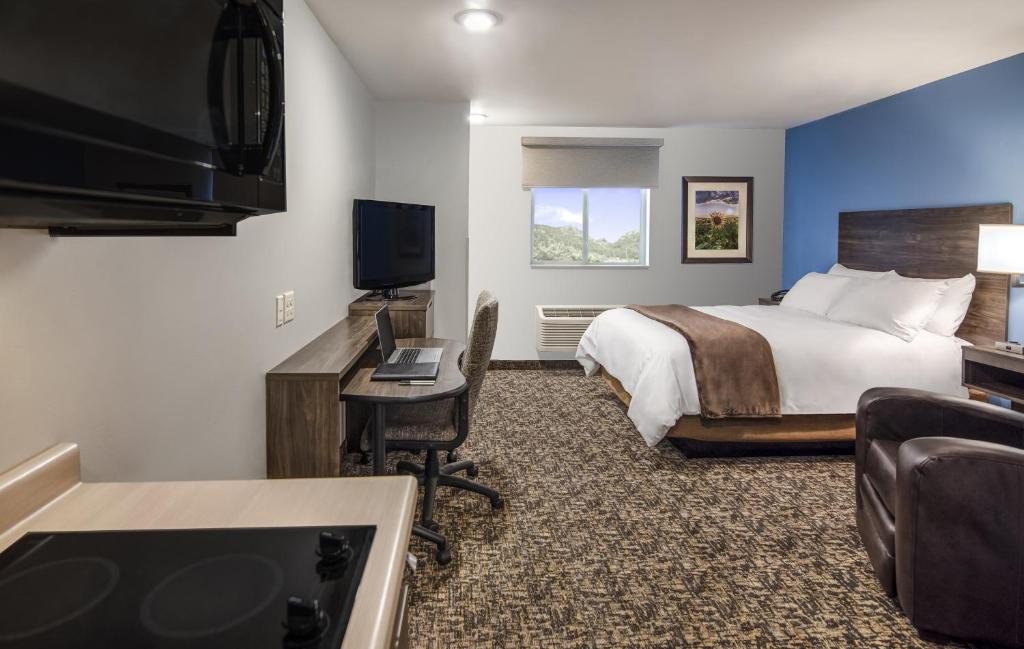 卡森市My Place Hotel-Carson City, NV的一间配有床和平板电视的酒店房间