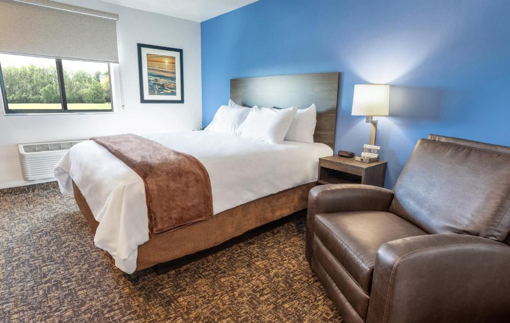 卡森市My Place Hotel-Carson City, NV的一间带床和椅子的酒店房间