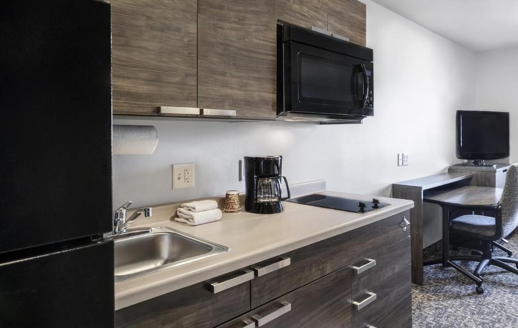 卡森市My Place Hotel-Carson City, NV的配有水槽和微波炉的厨房