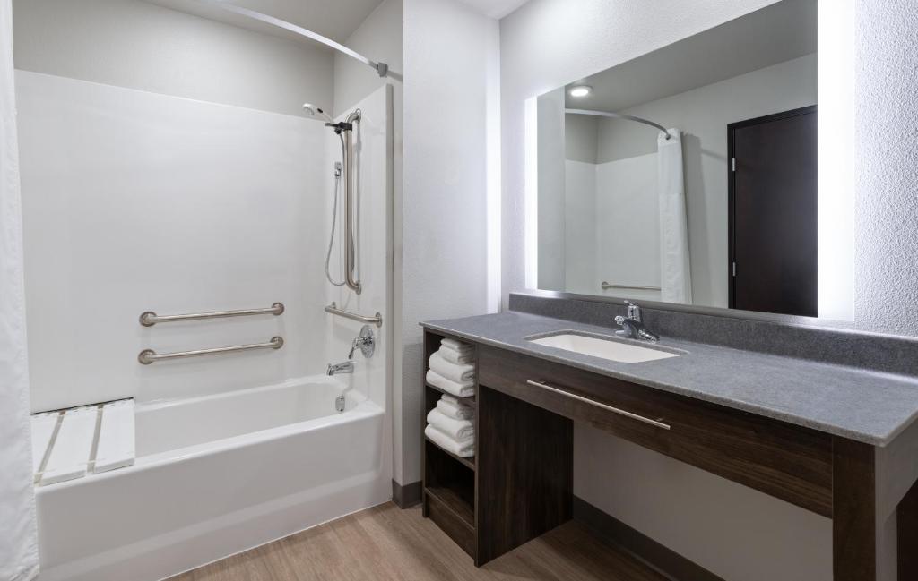My Place Hotel-Carson City, NV的一间浴室