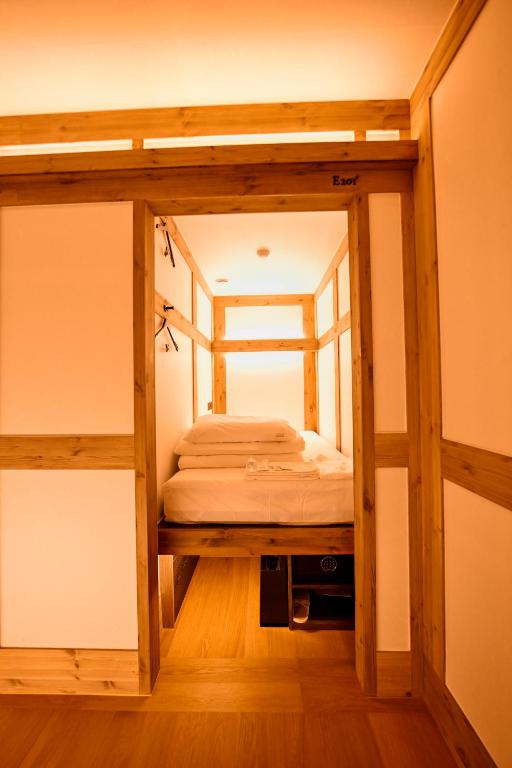 首尔Hanok Hotel DAAM Seoul的房间里有一张床的小卧室
