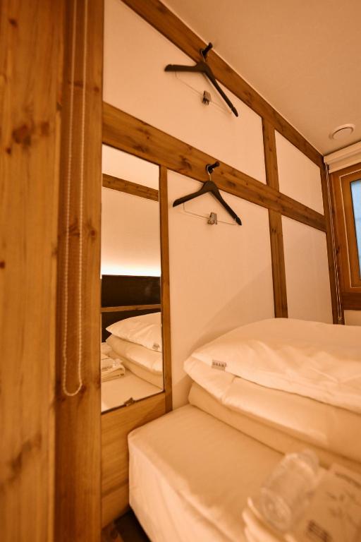 首尔Hanok Hotel DAAM Seoul的一间卧室配有两张双层床和镜子