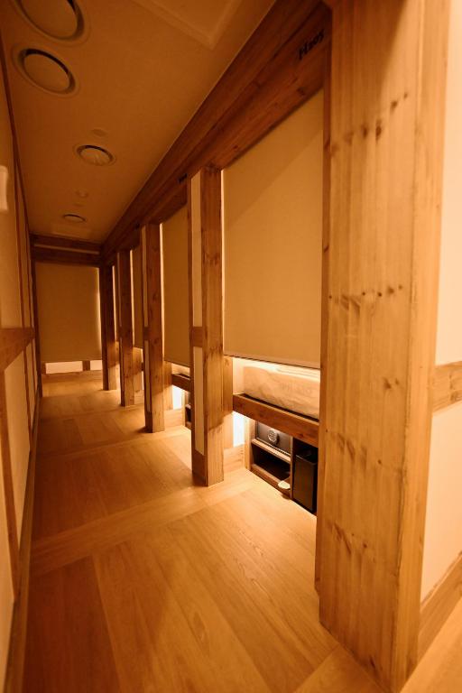 首尔Hanok Hotel DAAM Seoul的木地板客房内的一排长椅