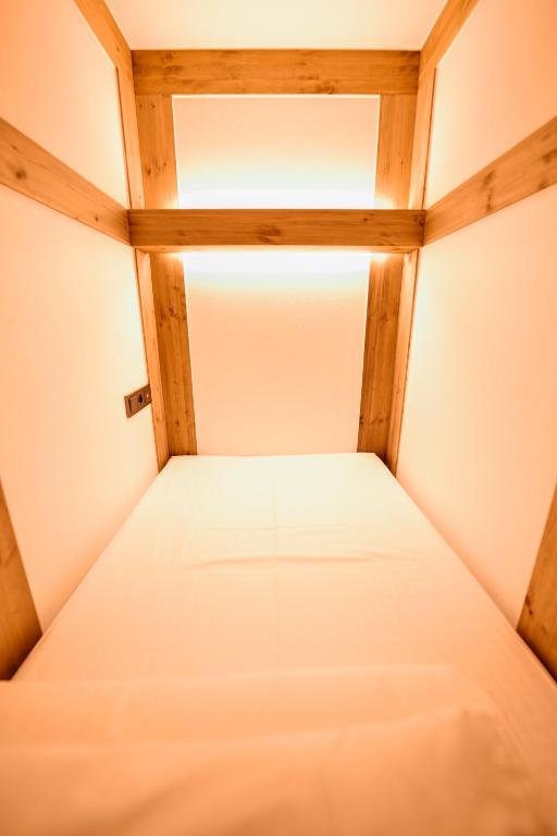 首尔Hanok Hotel DAAM Seoul的小房间的小床