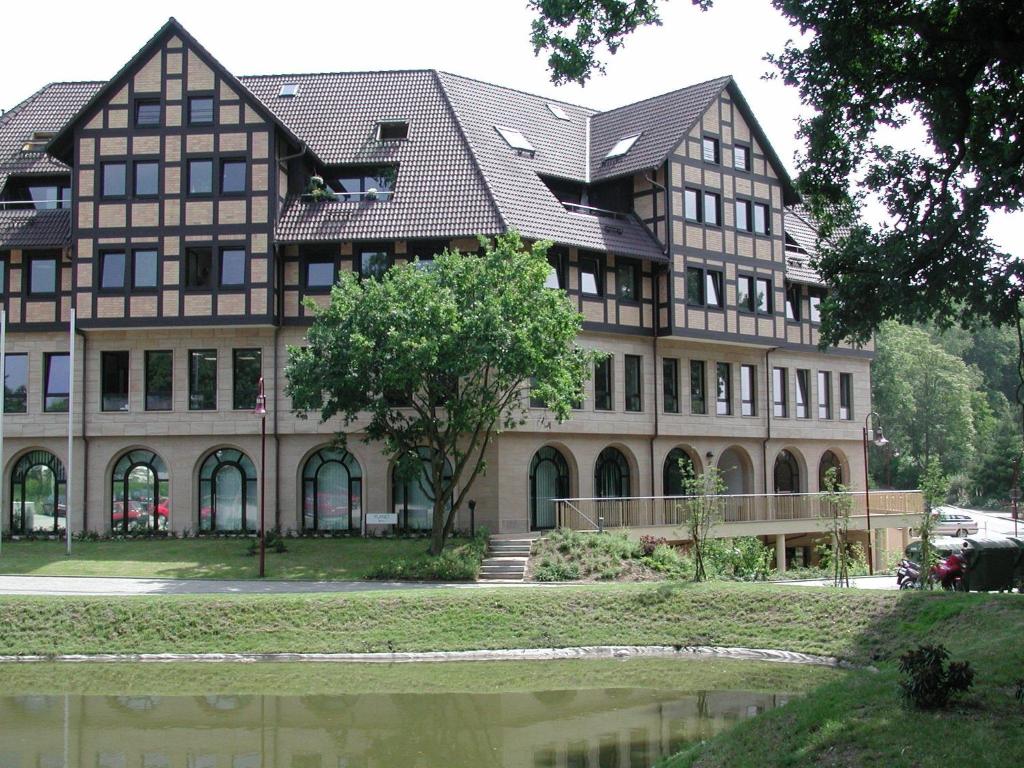 Raben Steinfeld拉本斯泰因酒店的前面有一棵树的大建筑