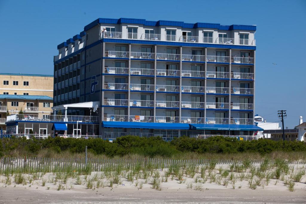 威尔伍德克拉斯特冒险家海滨酒店的海滩旁的酒店
