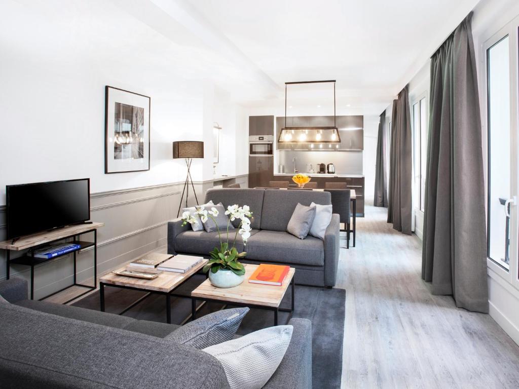 巴黎LivinParis - Luxury 3 Bedrooms Le Marais I的带沙发和电视的客厅