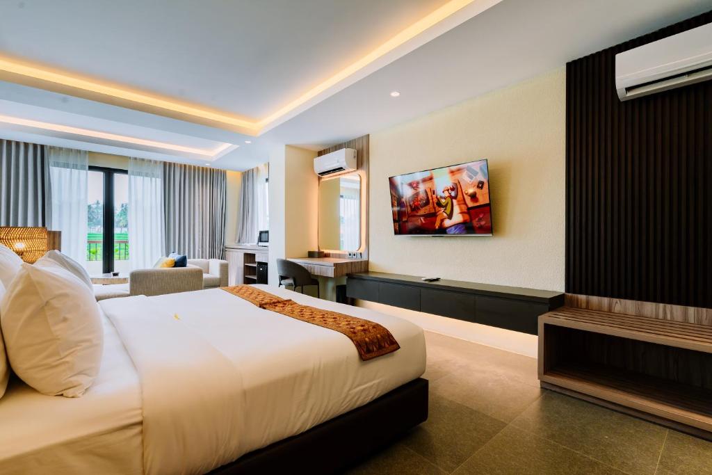 Big Dragon Villas Ubud的电视和&#47;或娱乐中心
