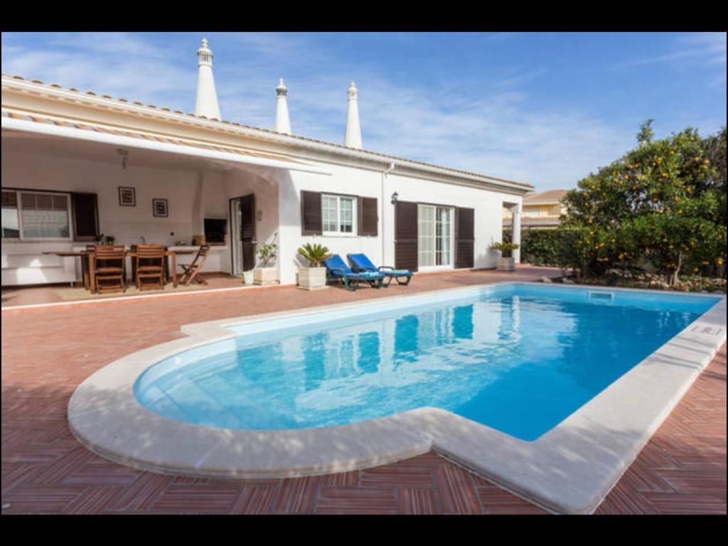 珀彻斯Villa Vilamar的房屋前的游泳池