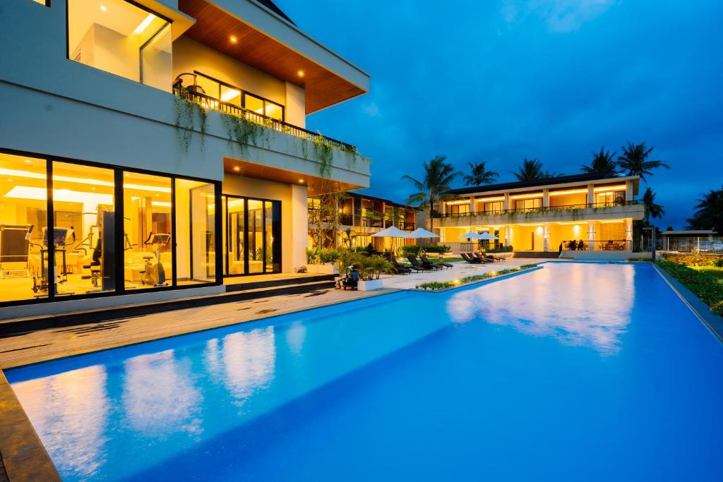 乌布Big Dragon Villas Ubud的夜晚带泳池的别墅