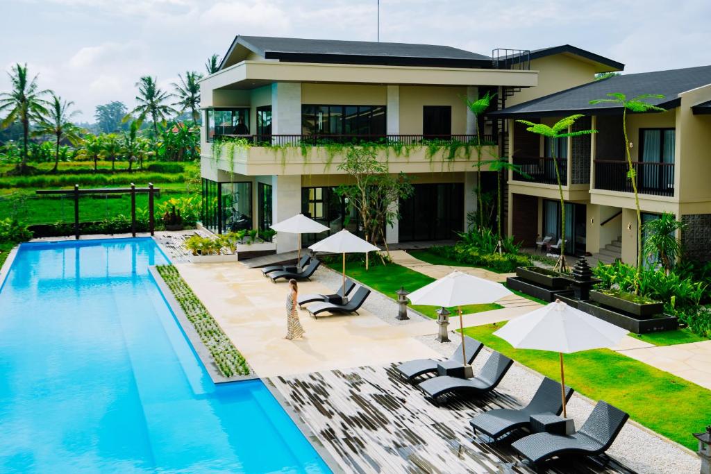 乌布Big Dragon Villas Ubud的带游泳池的别墅图片