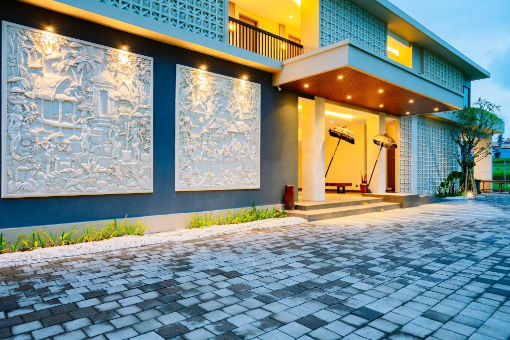 乌布Big Dragon Villas Ubud的侧面有壁画的建筑