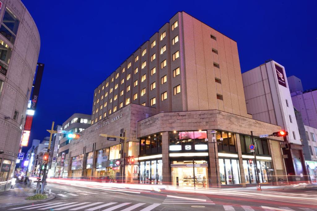 盛冈皇家盛岗酒店的城市街道上的一个大型建筑
