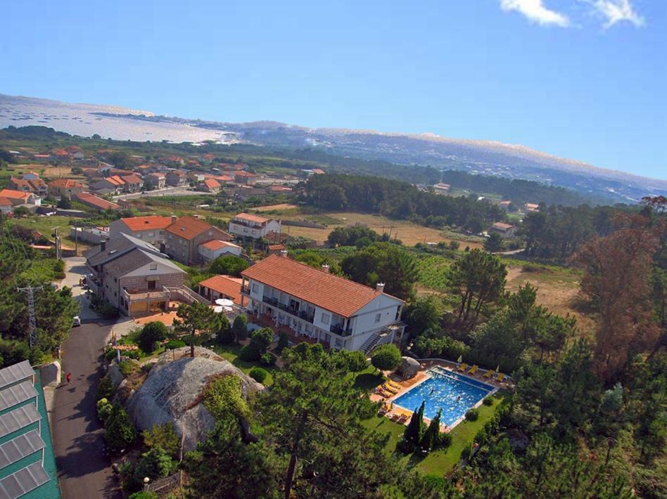奥格罗夫半岛圣维森特康斯达加尔达酒店及公寓的享有房子和游泳池的空中景致