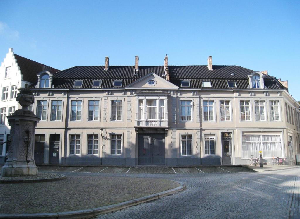 布鲁日House of Bruges的黑色屋顶的白色大建筑