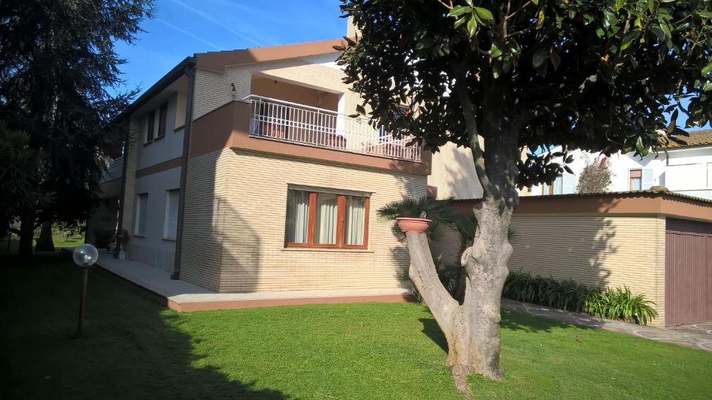 菲乌米奇诺Villa Gisi Guest House的前面有一棵树的房子