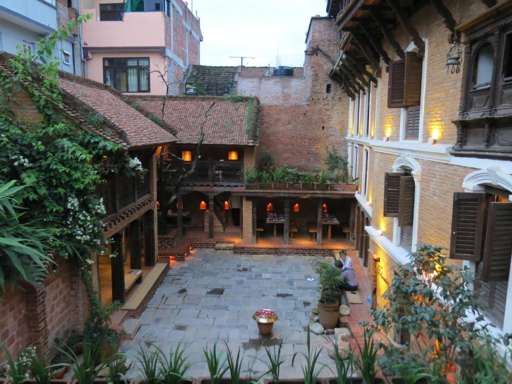 帕坦帕坦旅馆的一座有楼房的旧建筑中的一个空的庭院