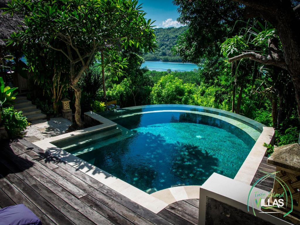 蓝梦岛双子岛潜水别墅的花园中的一个游泳池