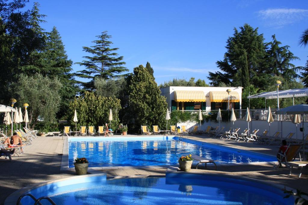 维耶斯泰Residence Delfino的度假村内一个蓝色的大泳池
