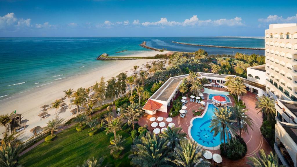 阿吉曼Ajman Hotel by Blazon Hotels的享有度假胜地和海滩的空中景致