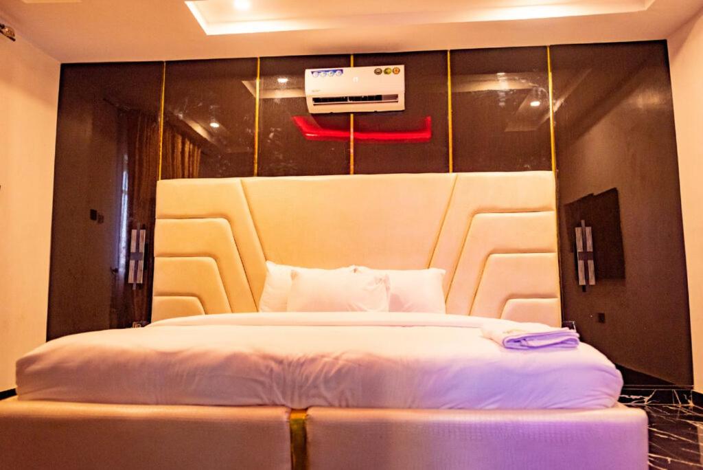 AridaRadiant Hotel and Suites的房间里有一张白色床的卧室